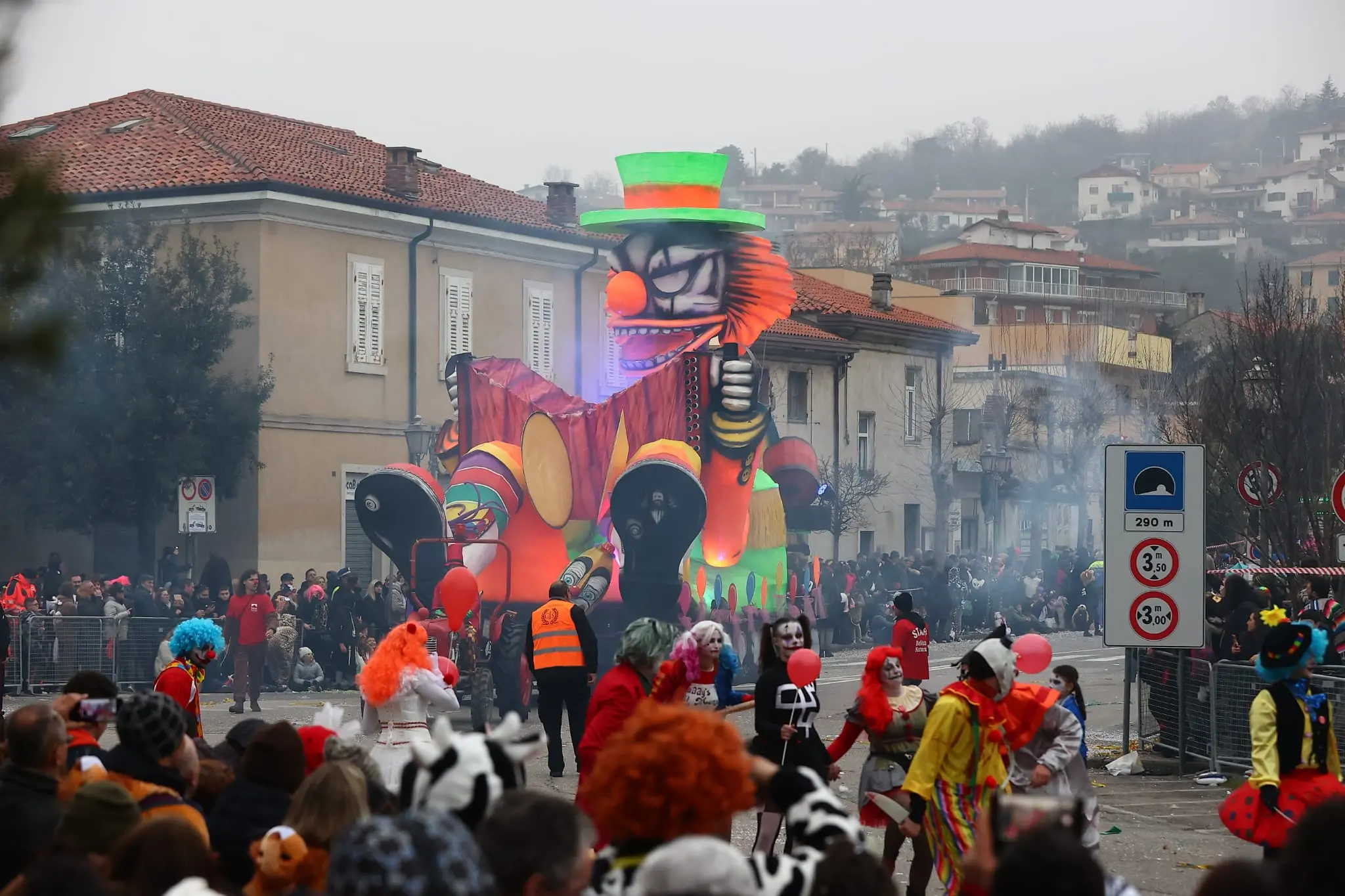 Dopo tre anni (l’ultima edizione si svolse nel 2020 alla vigilia del lockdown) è tornata l’allegoria tutta muggesana che ha visto nella sfilata delle 8 Compagnie il fulcro dei festeggiamenti del Carnevale di Muggia. A trionfare quest'anno è stata la Brivido con The Mask. Ecco le foto scattate da Andrea Lasorte