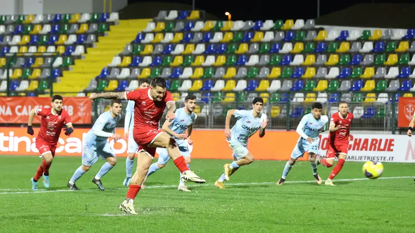 Il rigore di Lescano che segna il 2 - 2. Foto Lasorte