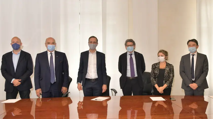 Foto di gruppo dopo la firma per costituzione del del cda di Ursus. Da sinistra a destra: Giulio Bernetti (presidente Consorzio Ursus), Roberto Dipiazza (sindaco di Trieste), il governatore Massimiliano Fedriga, Zeno D'Agostino (presidente dell'Autorità di sistema portuale del mare Adriatico orientale), Sandra Primiceri (componente cda per l'Autorità portuale) e Luciano Zanelli (componente cda per la Regione)