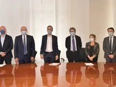 Foto di gruppo dopo la firma per costituzione del del cda di Ursus. Da sinistra a destra: Giulio Bernetti (presidente Consorzio Ursus), Roberto Dipiazza (sindaco di Trieste), il governatore Massimiliano Fedriga, Zeno D'Agostino (presidente dell'Autorità di sistema portuale del mare Adriatico orientale), Sandra Primiceri (componente cda per l'Autorità portuale) e Luciano Zanelli (componente cda per la Regione)