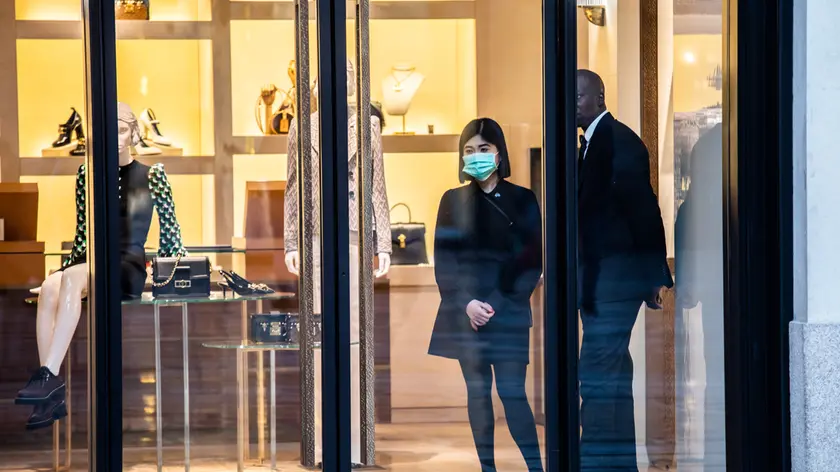 26/02/2020 Milano, Emergenza Coronavirus: persone con le mascherine e locali semivuoti nelle vie del centro; nella foto pochissimi turisti camminano per la Galleria Vittorio Emanuele II