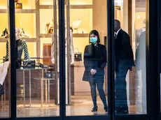 26/02/2020 Milano, Emergenza Coronavirus: persone con le mascherine e locali semivuoti nelle vie del centro; nella foto pochissimi turisti camminano per la Galleria Vittorio Emanuele II