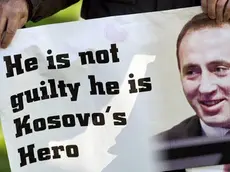 epa03490152 A supporter of the former commander of the Kosovo Liberation Army Ramush Haradinaj with a sign in front of the International Criminal Tribunal for the former Yugoslavia at the Hague, Netherlands, 29 November 2012. Media reports on 29 November 2012 state that the UN war crimes tribunal has cleared Ramush Haradinaj after a retrial in The Hague. EPA/KOEN VAN WEEL / POOL