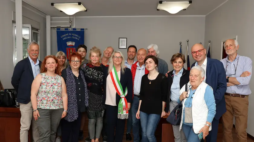 Monica Hrovatin con la fascia tricolore, ci sono anche Roberto Treu e Milos Budin Foto Lasorte