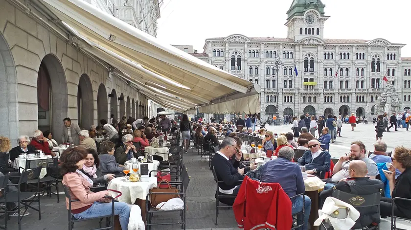 Il caffè degli specchi in piazza Unità