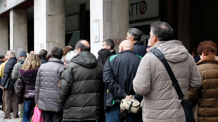 Silvano Trieste 14/12/2015 Esatto, la fila di persone in attesa