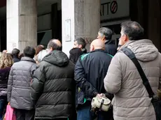 Silvano Trieste 14/12/2015 Esatto, la fila di persone in attesa