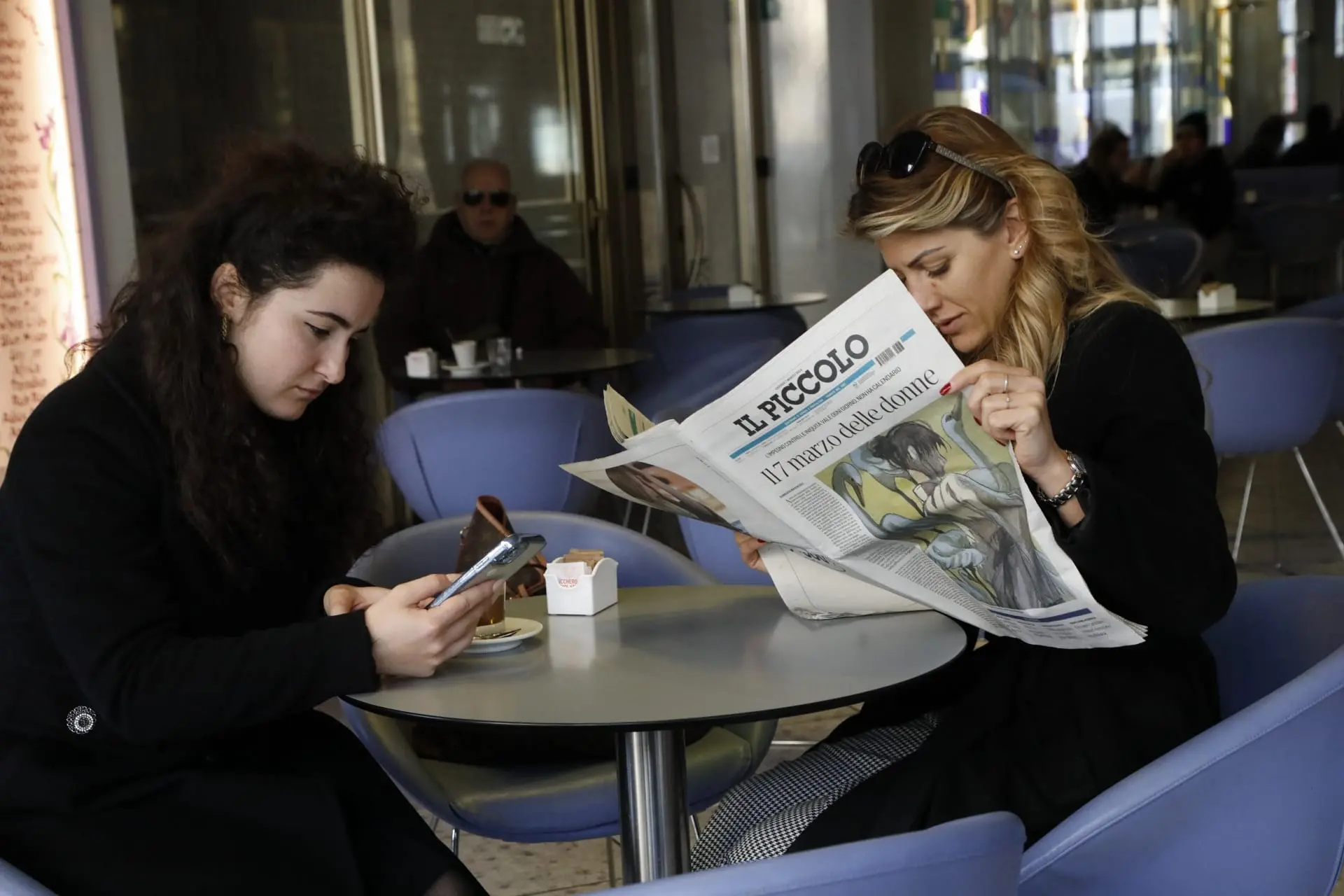 In questa carrellata di fotografie scattate da Massimo Silvano (a Trieste), Katia Bonaventura (Monfalcone) e Pierluigi Bumbaca (Gorizia) alcune reazioni di fronte alla speciale sovracopertina che oggi il nostro giornale dedica alle donne. L’8 marzo è domani, esatto. Ma con questa scelta abbiamo voluto rimarcare il fatto che di questa tematica occorre occuparsi tutto l’anno, non in occasione di tragici fatti e di ricorrenze. È questo il nostro impegno. Dunque, buon 7 marzo a tutte.