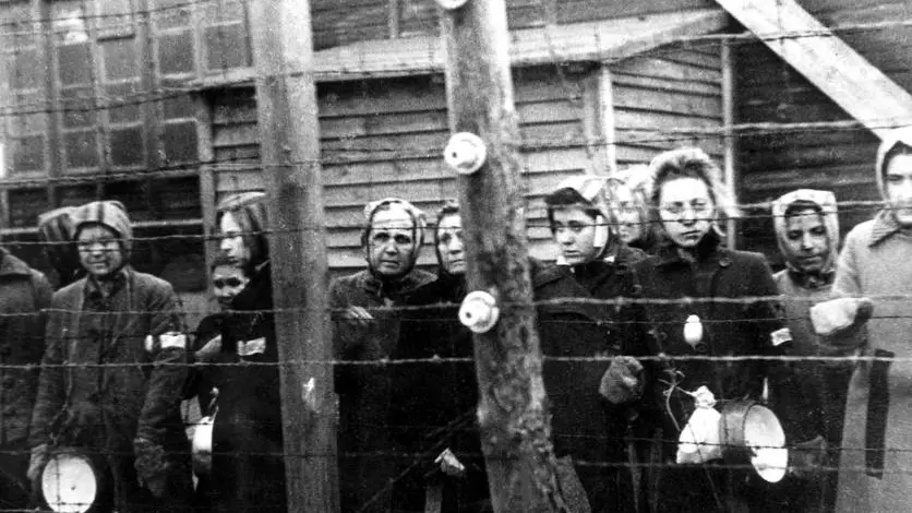 Femmes dans un camp de concentration pendant la deuxieme guerre --- women in death camp during ww2
