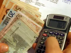 Un utente controlla una bolletta del gas in una immagine di archivio.Nel biennio 2008-2009, in piena crisi economica, i consumi delle famiglie italiane hanno registrato una contrazione media annua del 2,1%: un salto all'indietro che riporta a livelli precedenti il 1999. L'analisi oggi 10 gennaio 2011 , e' di Confcommercio, secondo la quale la vera ripresa arriverà solo nel 2012.ANSA