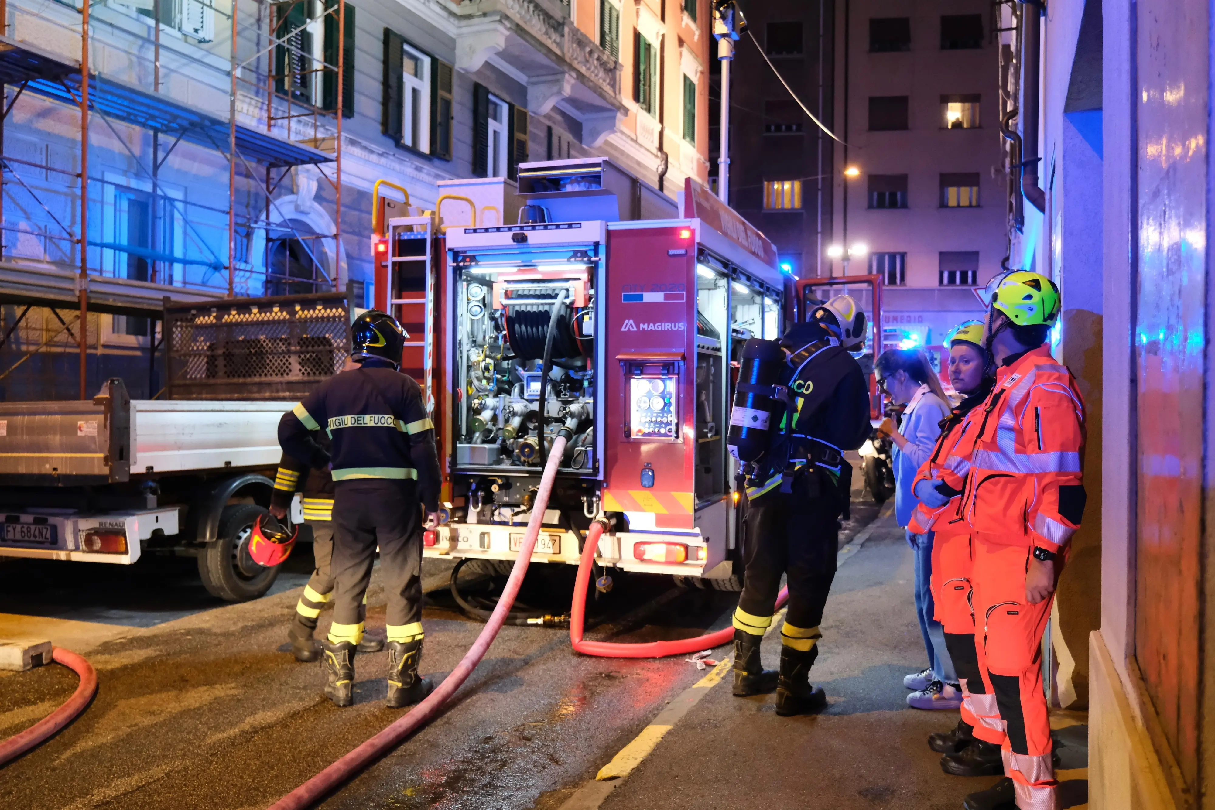 Sul tetto di una palazzina di cinque piani, sita al civico 3 si via Ricci a Trieste, intorno alle 20 di mercoledì è divampato un incendio che ha provocato l'esplosione di una bombola di gas. Sul posto i Vigili del fuoco, il 118, la Polizia di Stato e la Polizia Locale. Le foto di Massimo Silvano