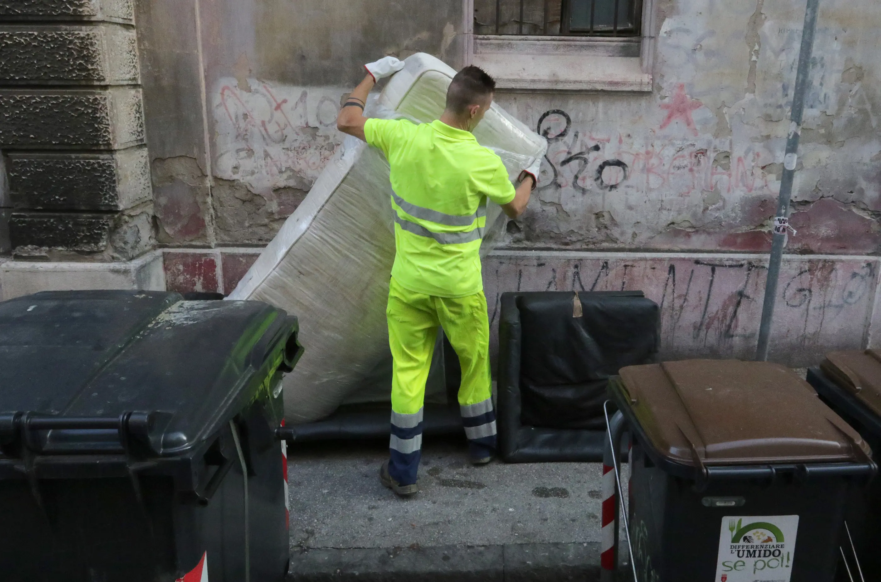 Lasorte Trieste 25/07/19 - AcegasAps, Raccolta Rifiuti Ingombranti Lasciati in Strada, Via Gambini