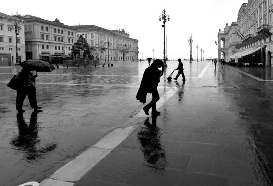 La pioggia in piazza Unità giovedì 12 settembre a Trieste. Foto Bruni