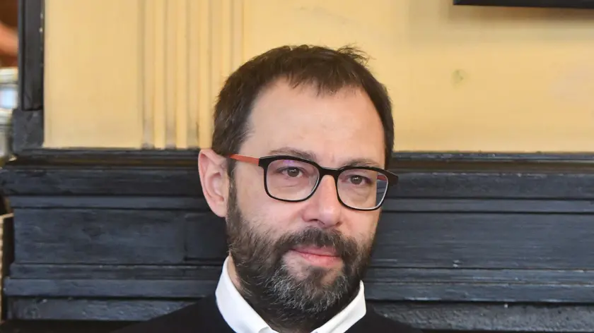 Il ministro Patuanelli all'Antico Caffè San Marco di Trieste, davanti a una tazzina di caffè. Foto Bruni
