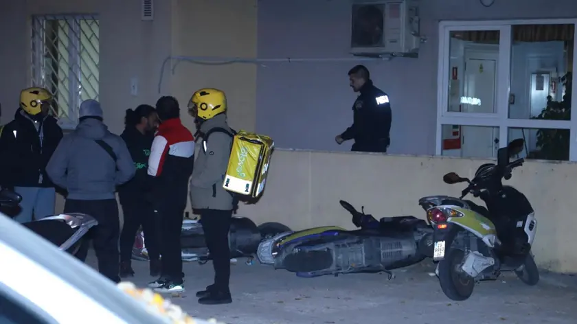 Alcuni rider e la Polizia nella via di Spalato teatro del raid ai danni di sette scooter. Foto Slobodna Dalmacija