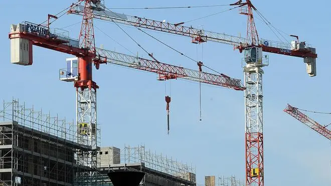 Gru in un cantiere di Milano, in una foto d'archivio. A maggio la produzione nelle costruzioni è diminuita dello 0,5% rispetto al mese precedente e del 13,6% (sia l'indice grezzo che quello corretto per gli effetti di calendario) rispetto allo stesso mese dell'anno precedente. Lo comunica oggi, 18 luglio 2012, l'Istat, precisando che nella media dei primi cinque mesi dell'anno la produzione (indice corretto) è scesa del 14% rispetto al 2011. Nella media del trimestre marzo-maggio l'indice ha registrato una flessione del 3% rispetto al trimestre precedente...ANSA/DANIEL DAL ZENNARO