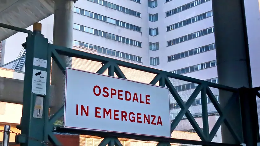 Lasorte Trieste 25/03/20 - Ospedale di Cattinara, Cartello Ospedale in Emergenza, Coronavirus