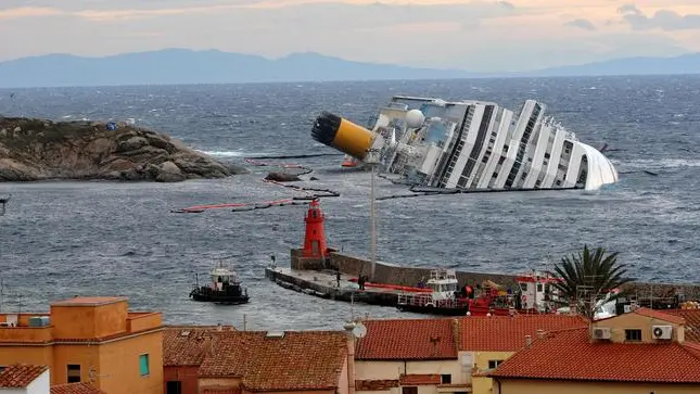 Costa Concordia all'isola del Giglio adagiata sul fianco davanti all'entrata del porto il 1 febbraio 2012. ANSA/LUCA ZENNARO