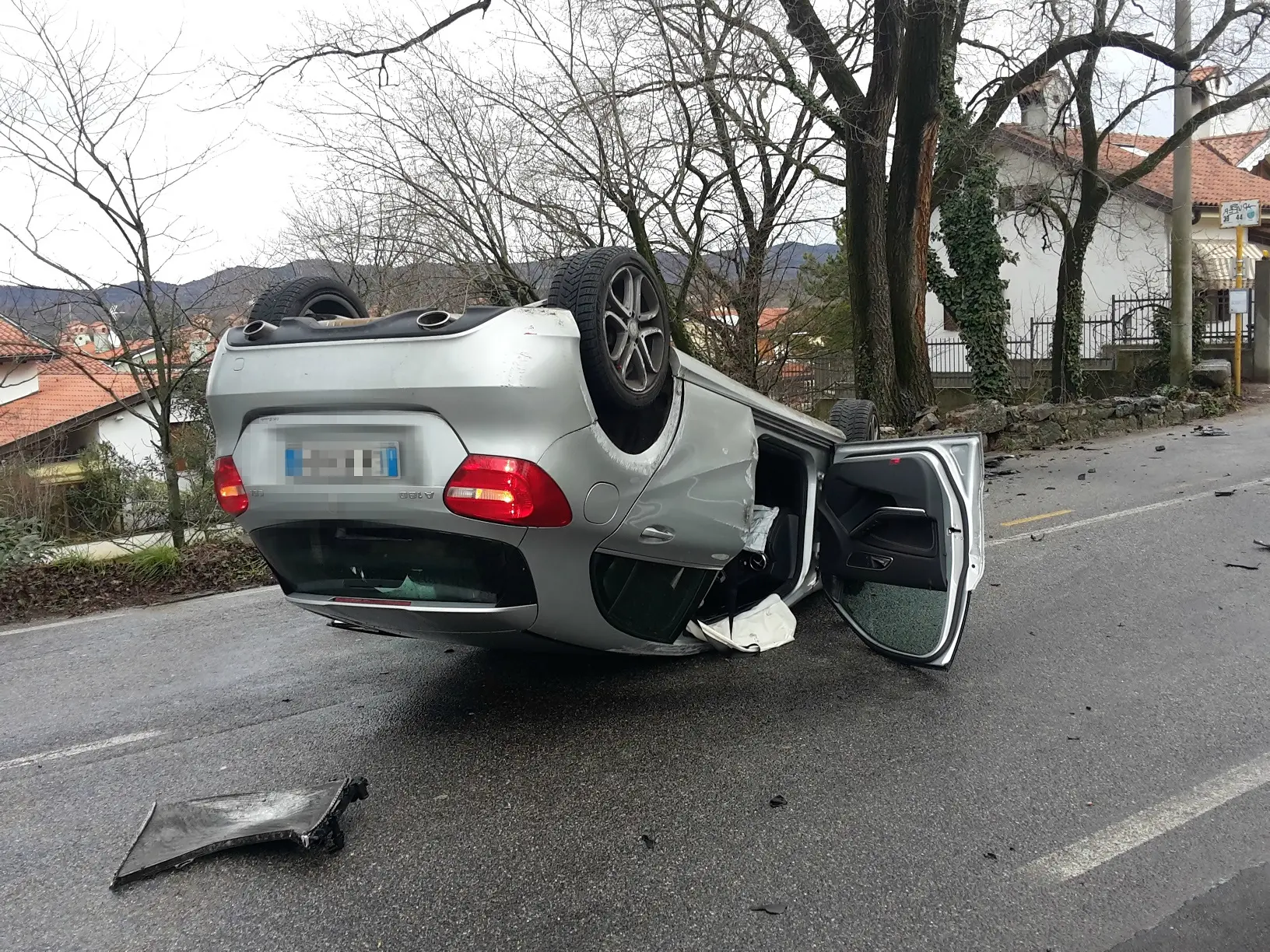 L'auto cappottata a Prosecco nella foto del lettore Rossano Mastrangelo
