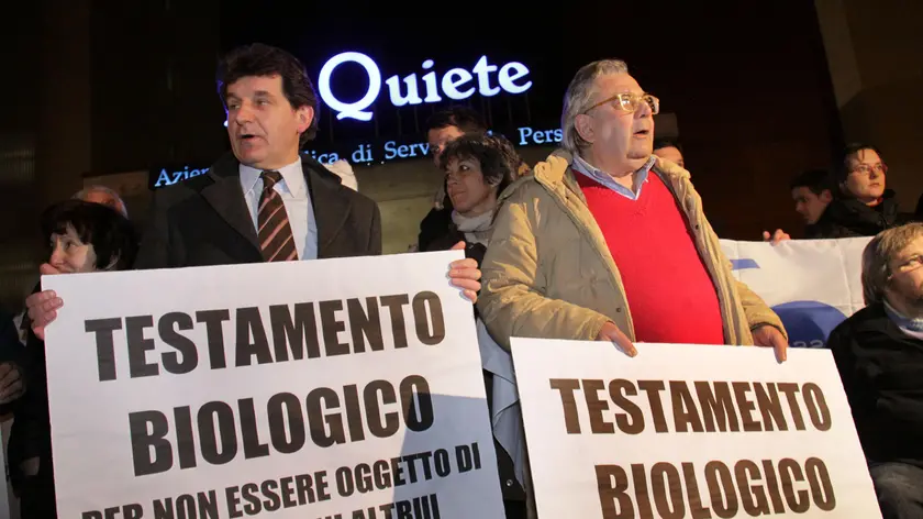 Una manifestazione pro-testamento biologico davanti alla Quiete durante il ricovero di Eluana Englaro