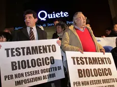 Una manifestazione pro-testamento biologico davanti alla Quiete durante il ricovero di Eluana Englaro