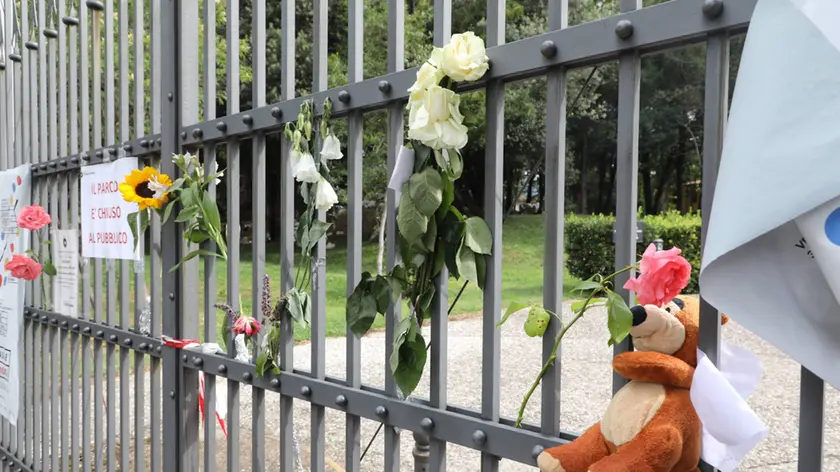 Fiori lasciati per Stefano sulla cancellata del Parco Coronini (Foto Bumbaca)