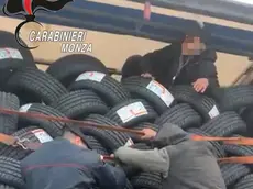 Sei giovani afgani, di cui quattro minorenni, sono stati salvati dai Carabinieri dopo essere stati scoperti viaggiare stipati in un autoarticolato proveniente dalla Serbia, tra decine di pneumatici, fermato a Caponago (Monza). Foto Ansa