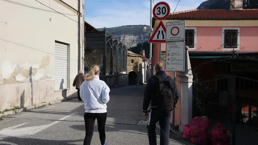 I cartelli stradali di divieto di accesso ai non frontisti Foto Lasorte