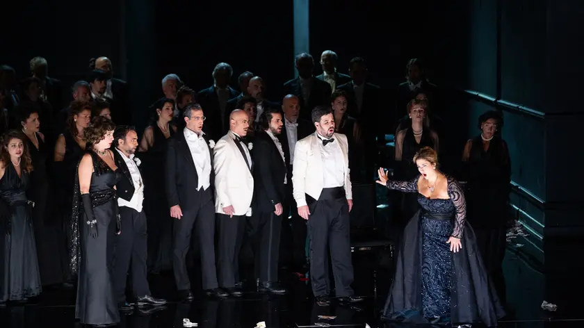 Una scena della Traviata con Maria Grazia Schiavo nei panni di Violetta