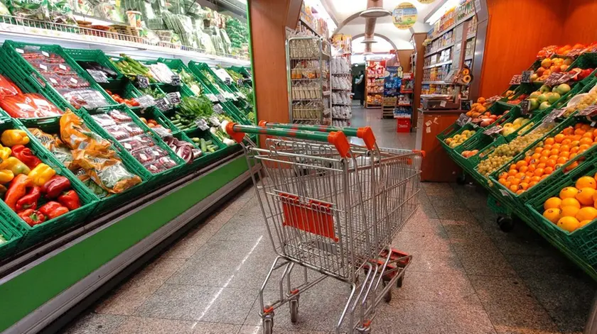 Un supermercato al centro di Roma in una foto di archivio. I prezzi del cosiddetto 'carrello della spesa', ovvero dei prodotti ad alta frequenza d'acquisto (dal cibo ai carburanti), a ottobre salgono dello 0,7% su base annua, azzerando lo 'spread' con il tasso d'inflazione e frenando rispetto a settembre (+1%). Lo rileva l'Istat nelle stime. E' il livello più basso da quattro anni (ottobre 2009). MARIO DE RENZIS / ANSA