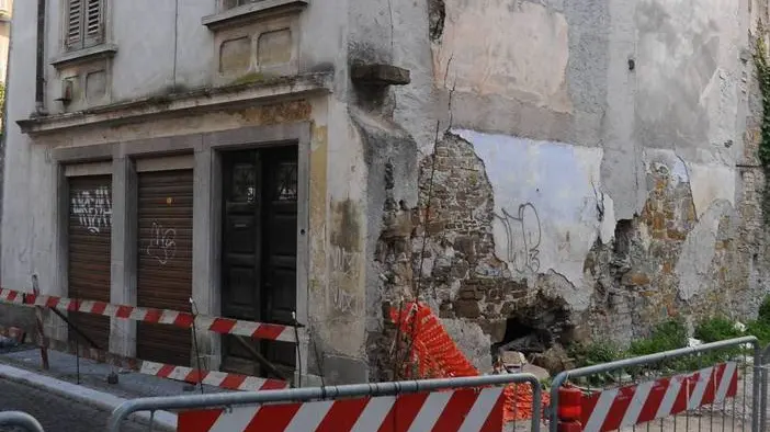 Bumbaca Gorizia 05.06.2014 Casa transennata via Morelli Fotografia di Pierluigi Bumbaca