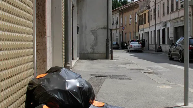 Bonaventura Monfalcone-28.06.2014 Sacchi neri rifiutati per la raccolta-Via del Rosario-Monfalcone-foto di Katia Bonaventura