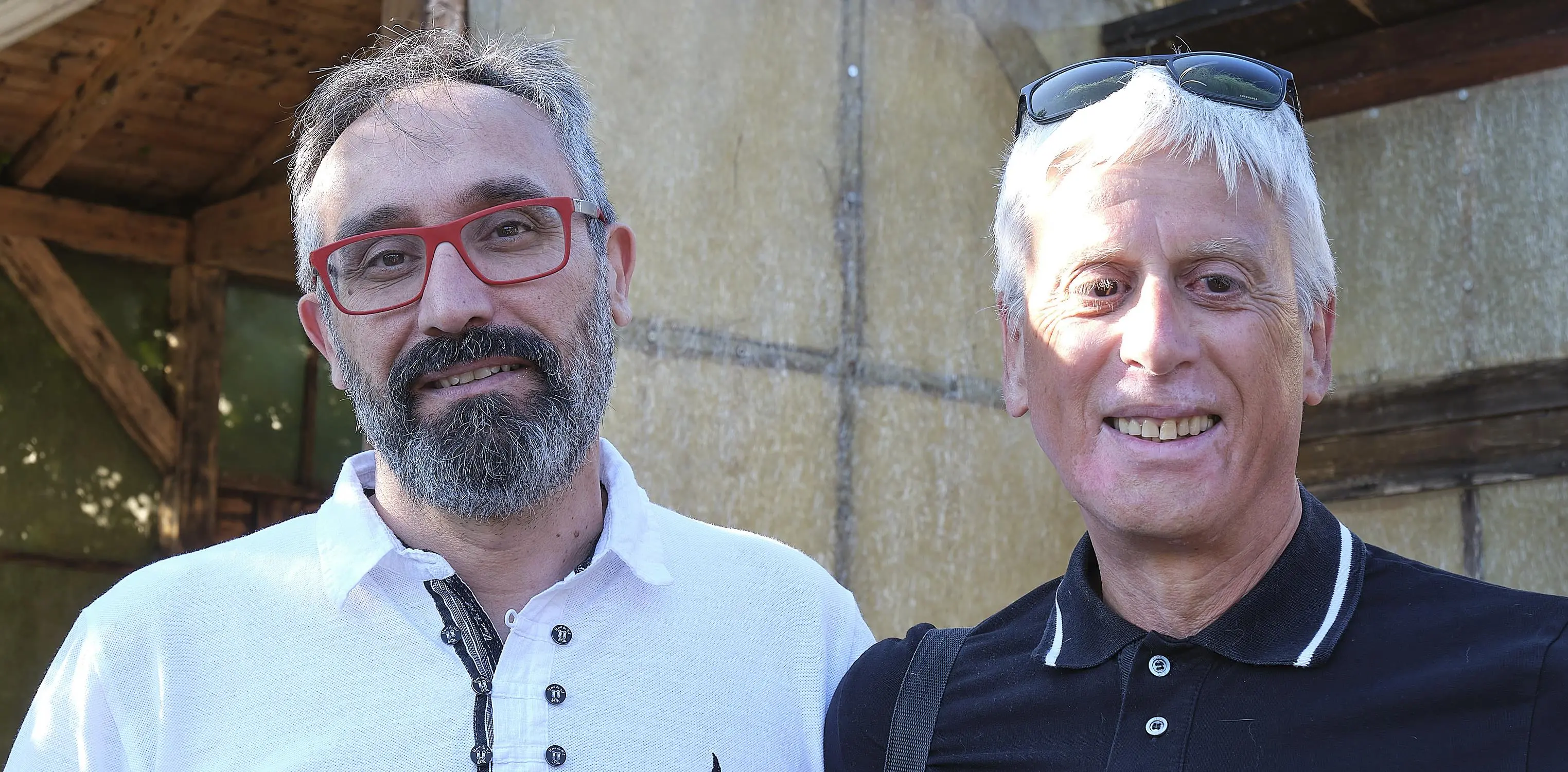 A sinistra il veterinario Catalan e a destra il neopresidente de Il Gattile Alessandro Mezzena Lona (Foto Silvano)