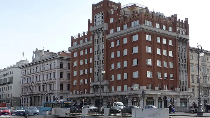 Lasorte Trieste 14/04/15 - Canale Ponterosso, Piazza Duca degli Abruzzi, Palazzi delle Assicurazioni Generali