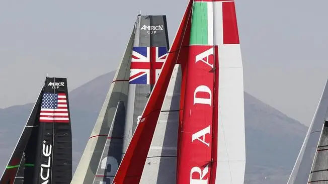 Lo schieramento dei catamarani alla partenza della prima giornata della America's Cup, Napoili 18 aprile 2013. ANSA/STRINGER