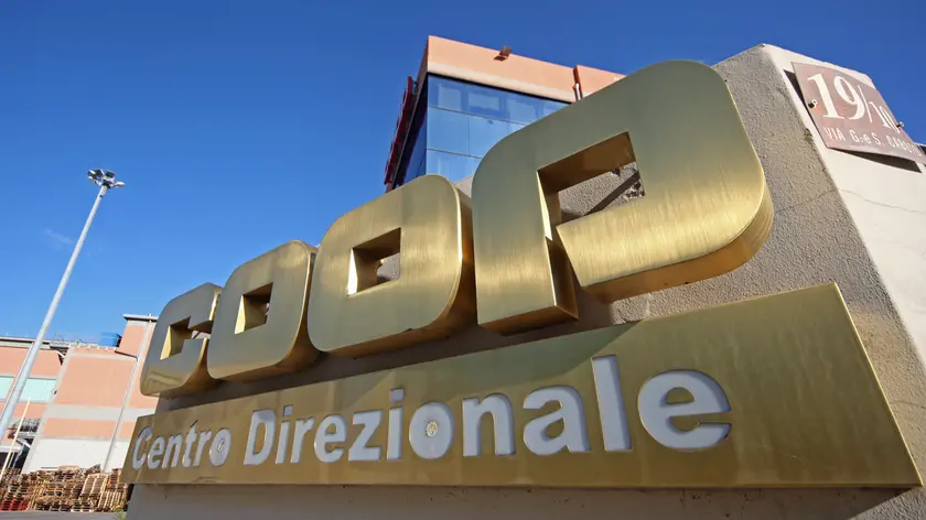 L'insegna delle Coop operaie nel centro direzionale di via Caboto