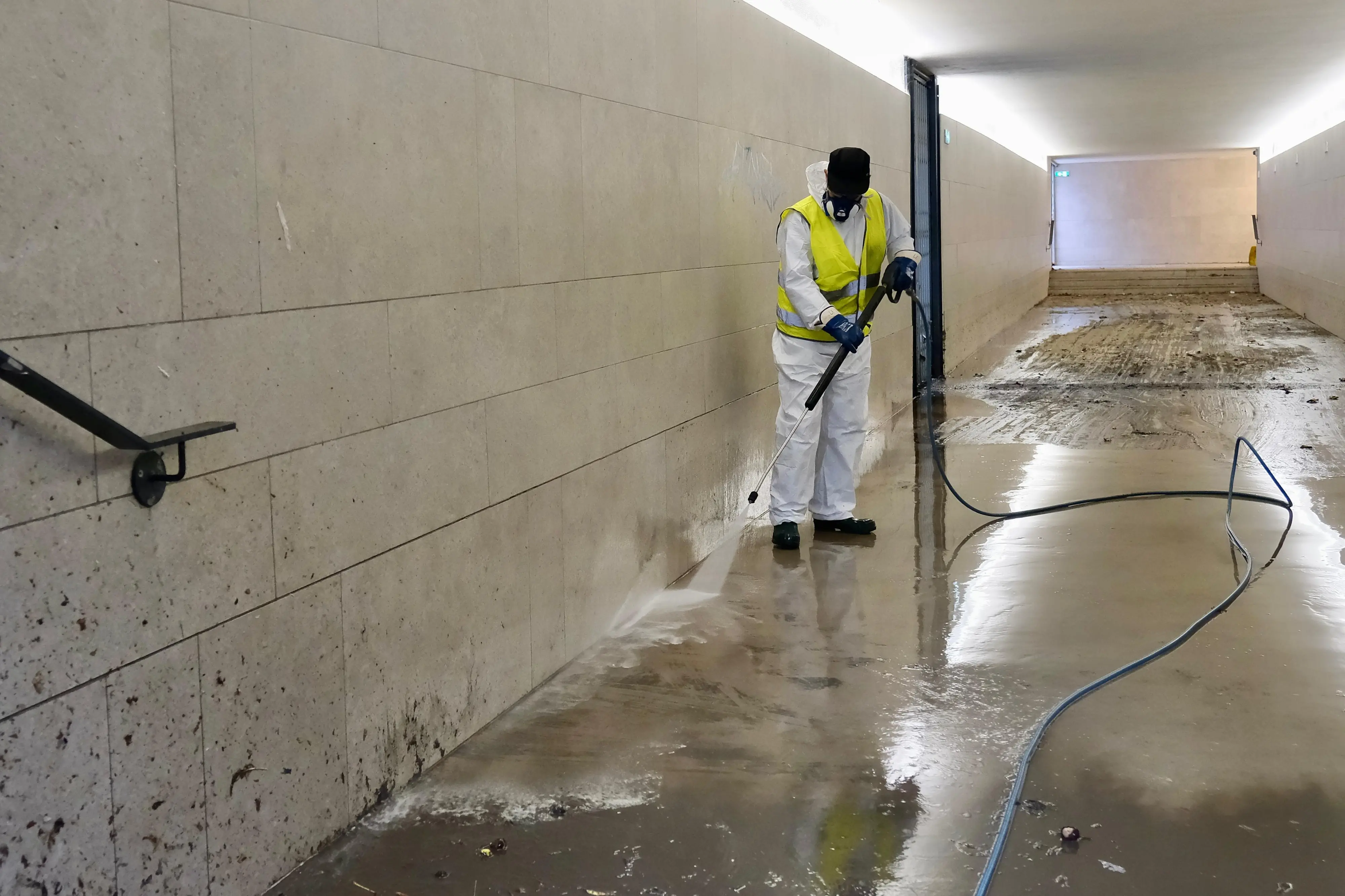Ultima fase delle operazioni di pulizia straordinaria del sottopasso che collega piazza della Libertà alla Stazione ferroviaria , chiuso ormai da mesi. All'interno erano stati gettati rifiuti di ogni tipo. L'ingresso, oramai sbarrato, era ridotto a una latrina. Così questa mattina, venerdì 13 settembre, il personale della Its Ecologia - che comunque ogni mattina interviene per ripulire l'intera area - ha svuotato il passaggio e poi pulito le superfici. Il Comune valuta una chiusura più efficace degli ingressi. Foto di Massimo Silvano.