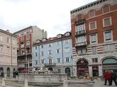 Il lato della piazza che ospita la fontana del Giovanin (foto Lasorte)