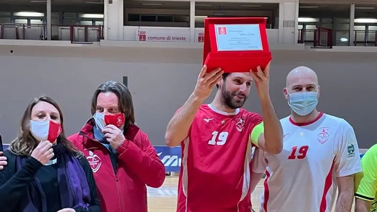 Capitan Visintin premiato per le sue 600 presenze in maglia biancorossa