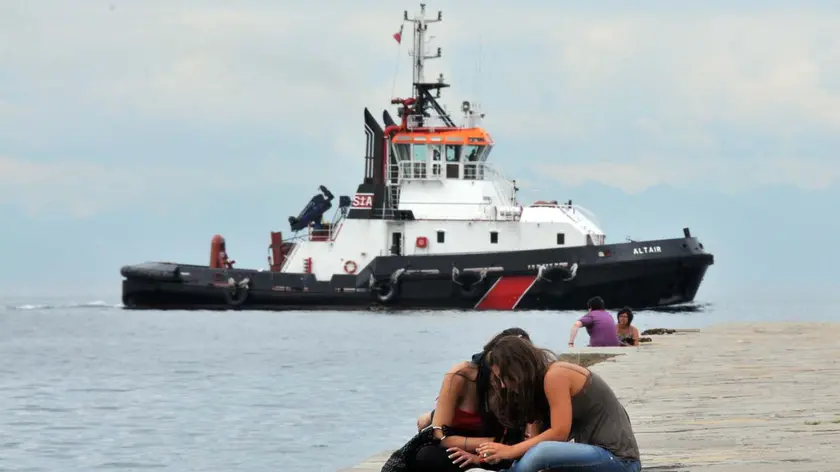 Un rimorchiatore nei pressi del molo Audace, a Trieste