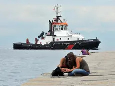 Un rimorchiatore nei pressi del molo Audace, a Trieste