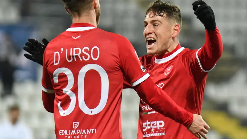 Andrea Vallocchia festeggia Christian D’Urso dopo la rete del trequartista a Vercelli (foto Mariani/Lasorte)