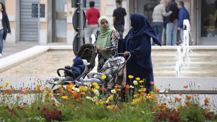 DUE DONNE CON I LORO BAMBINI IN CENTRO A MONFALCONE