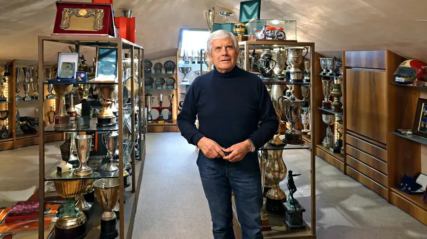 Giacomo Agostini fotografato da Claudio Ernè nella casa di Bergamo