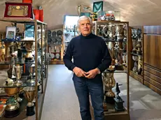 Giacomo Agostini fotografato da Claudio Ernè nella casa di Bergamo