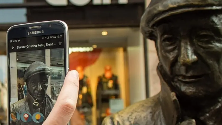 Si presenta lo Svevo Virtual tour, la nuova app sullo scrittore: ecco come si vedrà in una delle tappe, grazie allo smartphone, la statua - con pipa - di Saba