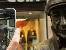 Si presenta lo Svevo Virtual tour, la nuova app sullo scrittore: ecco come si vedrà in una delle tappe, grazie allo smartphone, la statua - con pipa - di Saba