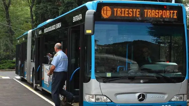 FOTO BRUNI TRIESTE 18 09 09 FERMATA BUS VIA VALERIO PRESENTATA DAL SINDACO