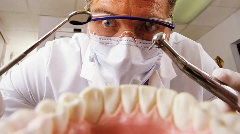 Un dentista in azione