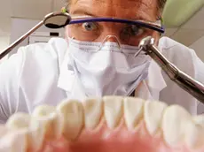 Un dentista in azione